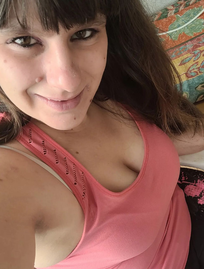 Une chaudasse qui aime le sexe gratuit